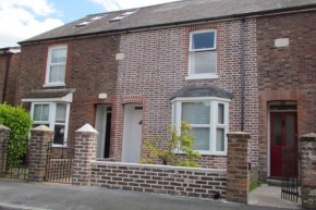 Welcoming cottage in Chichester near City Centre